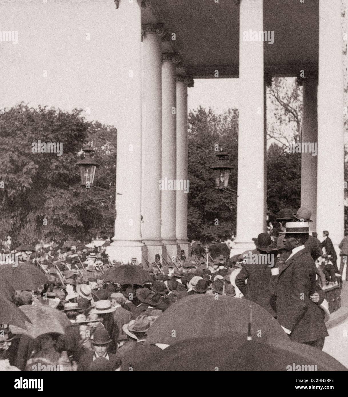 Vintage-Foto von US-Freiwilligen, die vor Präsident McKinley durch den Portikus des Weißen Hauses marschieren. USA. 1898 Stockfoto