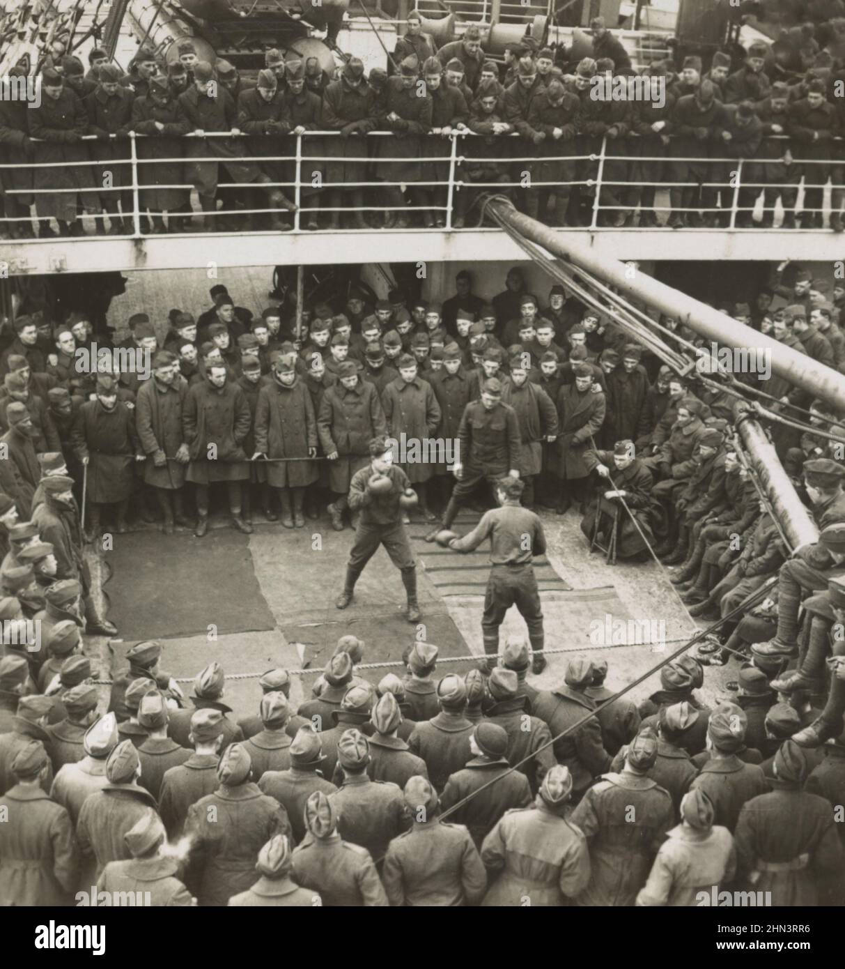 Vintage-Foto des Ersten Weltkriegs 1914-1918. Ein freundlicher Kampf unter unseren Jungen, auf dem Rücktransport aus Frankreich Stockfoto