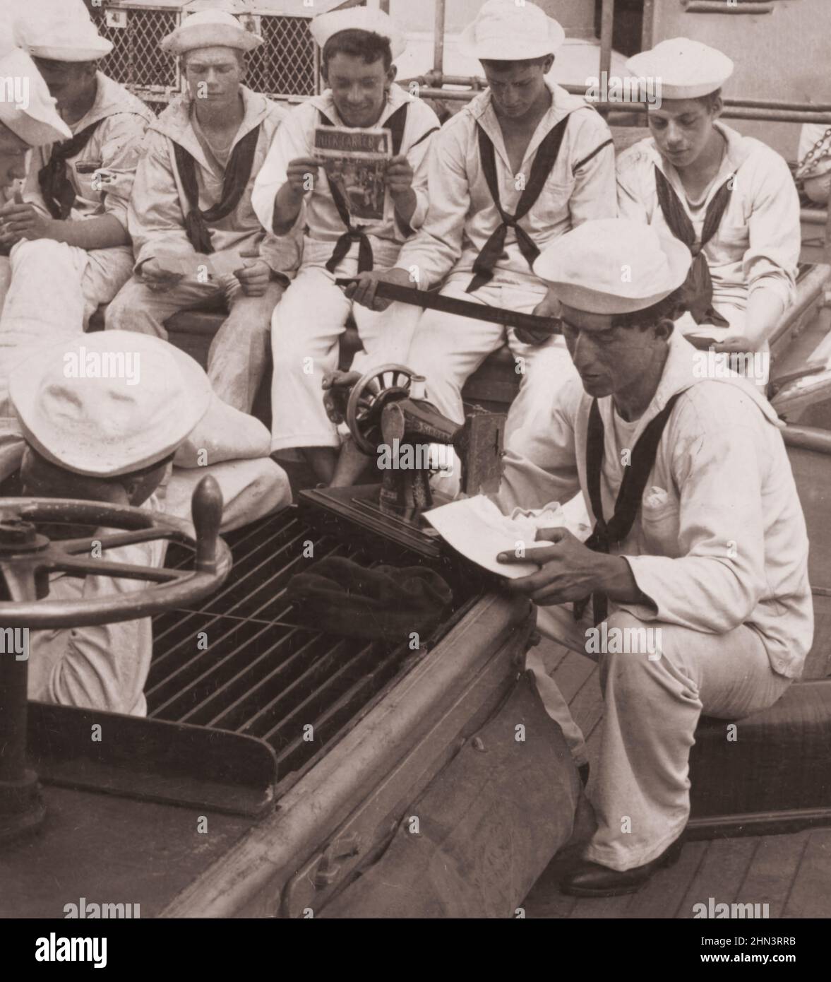 Vintage-Foto des Ersten Weltkriegs 1914-1918. Der Nähtag eines Seemanns erinnert ihn sehr stark an Zuhause und Mutter. Leben an Bord eines US-Schlachtschiffs Stockfoto