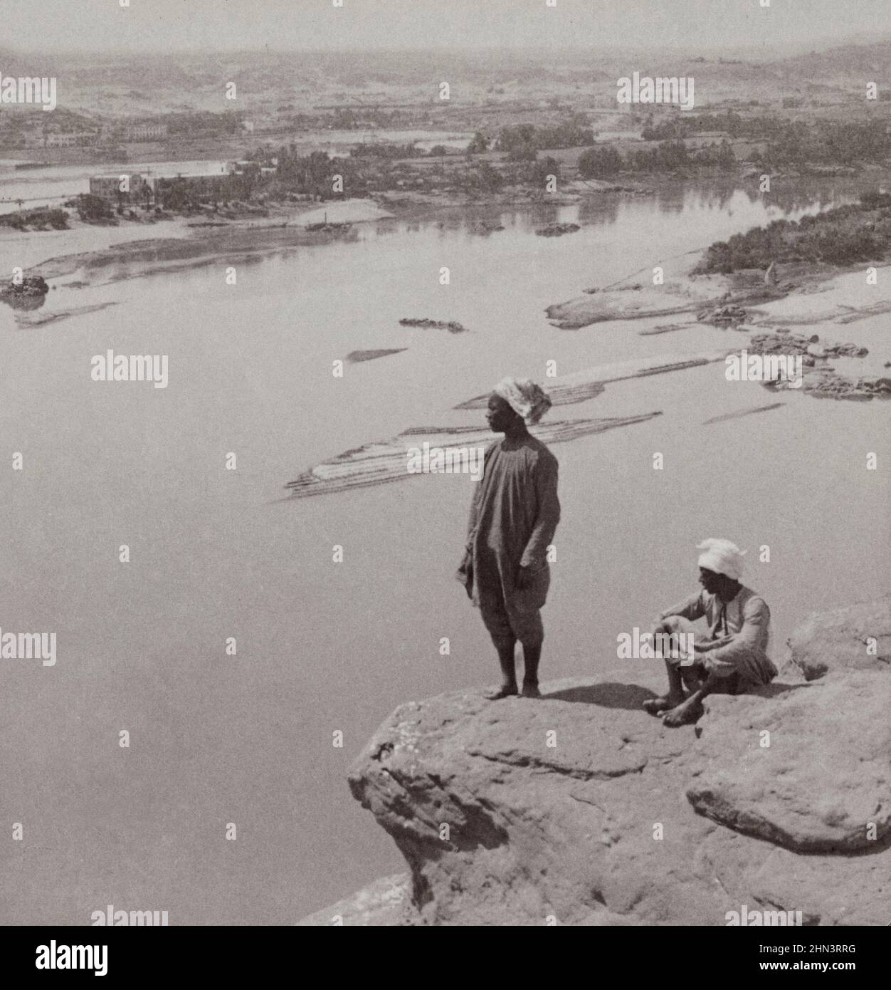 Vintage-Foto von Assuan und der Insel Elephantine (S.), von den westlichen Klippen des Friedhofs. Ägypten. 1904 Stockfoto