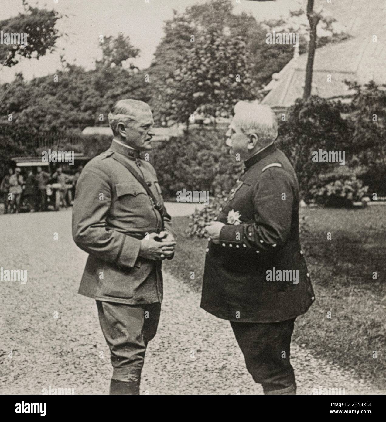 Vintage-Foto des Marschalls von Frankreich Joseph Joffre und Generalmajor John J. Pershing in Governor's Gardens. Paris, Frankreich. 1918 Stockfoto