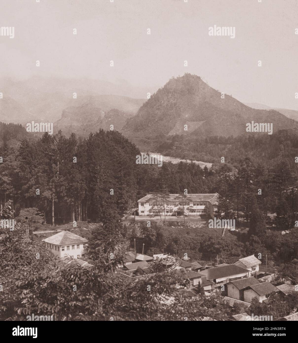 Vintage-Foto des schönen Tals von Nikko und Mount Ogurayama. Japan. 1901 Stockfoto