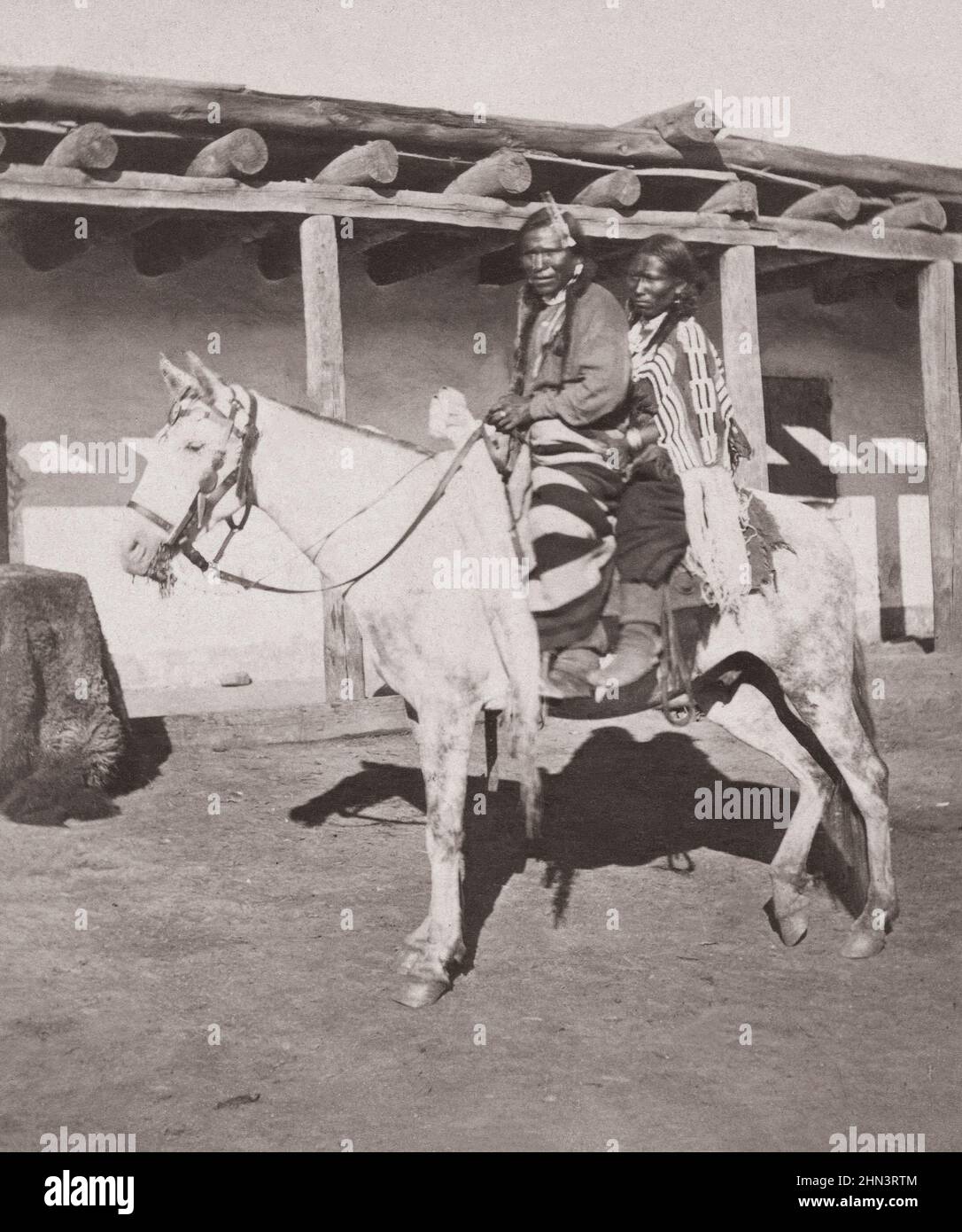 Vintage-Foto von Apache Indian und seiner Squaw. USA. 1873 Stockfoto