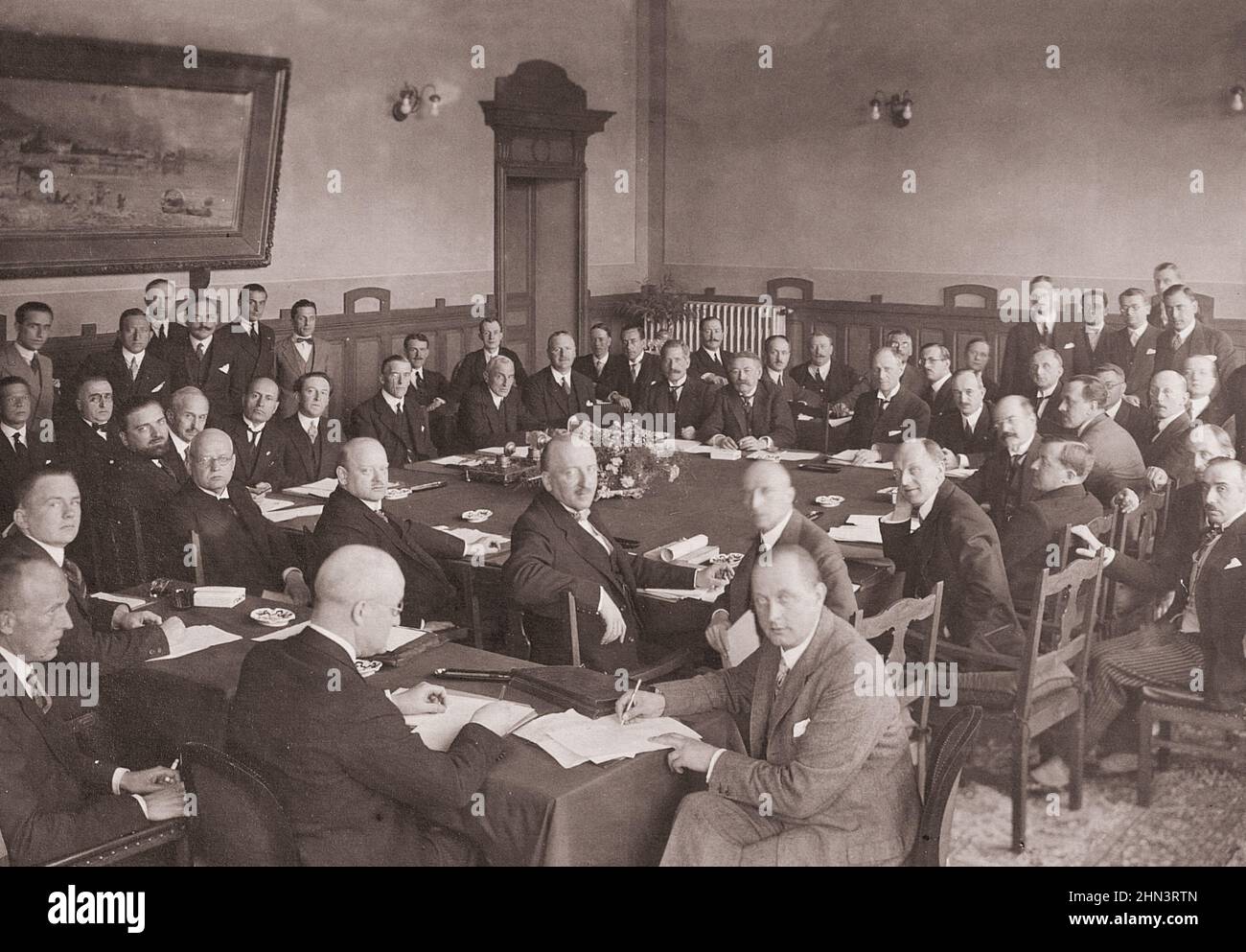 Archivfoto des Verhandlungstisches der Locarno-Verträge. 1925 auf dem Foto konnte man sehen: Edvard Beneš, Aleksander Skrzyński, Aristide Briand, Emile V. Stockfoto