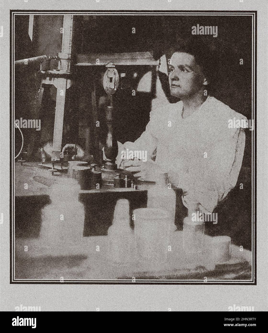 Vintage-Foto von madame Marie Curie in ihrem Labor. Marie Salomea Skłodowska Curie (geboren Maria Salomea Skłodowska, 1867–1934) war Polin und Nat Stockfoto