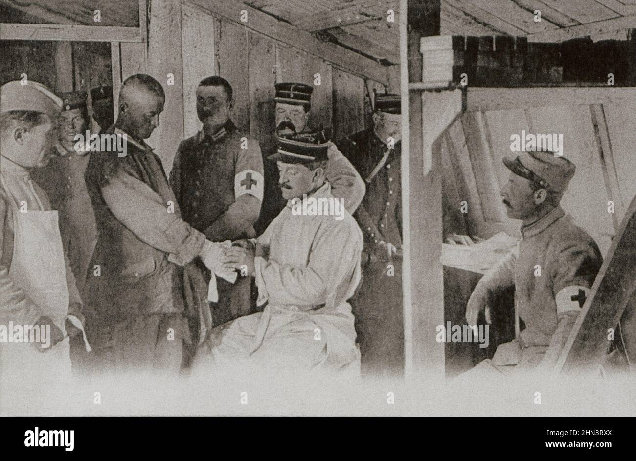 Vintage-Postkarte des Ersten Weltkriegs Deutsche Kriegsgefängnisse. Verwundete Deutsche verlassen ein Gefangenenlager hinter der Front. 1917 Stockfoto
