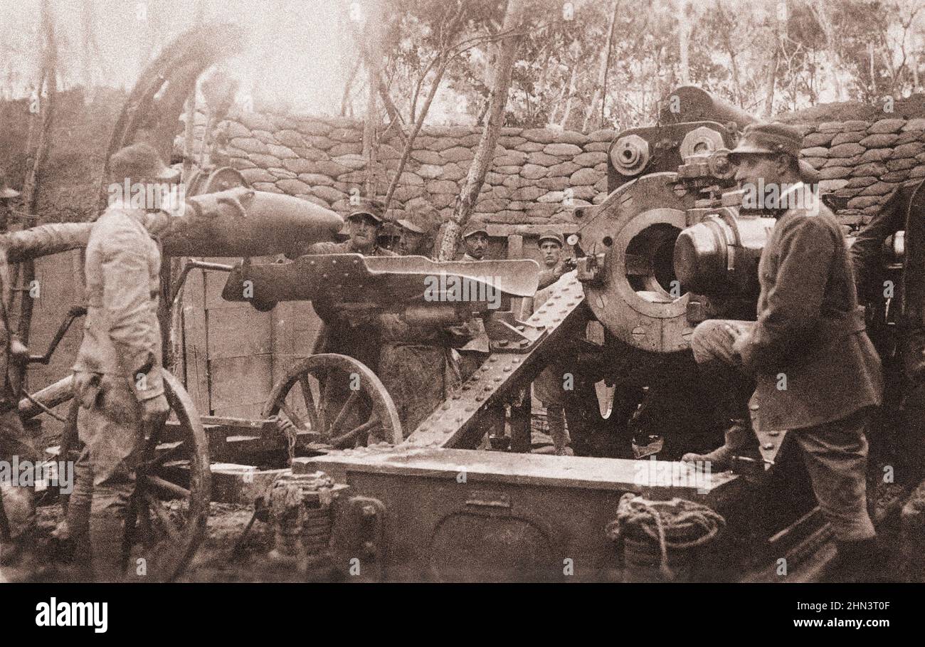 Vintage-Foto des italienischen Kanoners, der eine 305-Millimeter-Kanone beladen hat. 1918 Dieses 1918 aufgenommene Foto zeigt italienische Soldaten, die einen Artilleriekuchen anfertigen Stockfoto