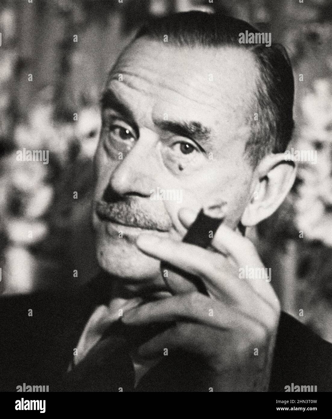 Vintage-Porträt von Thomas Mann mit Zigarre. 1940 Paul Thomas Mann (1875–1955) war ein deutscher Schriftsteller, Kurzgeschichtenautor, Sozialkritiker, Philanthropi Stockfoto