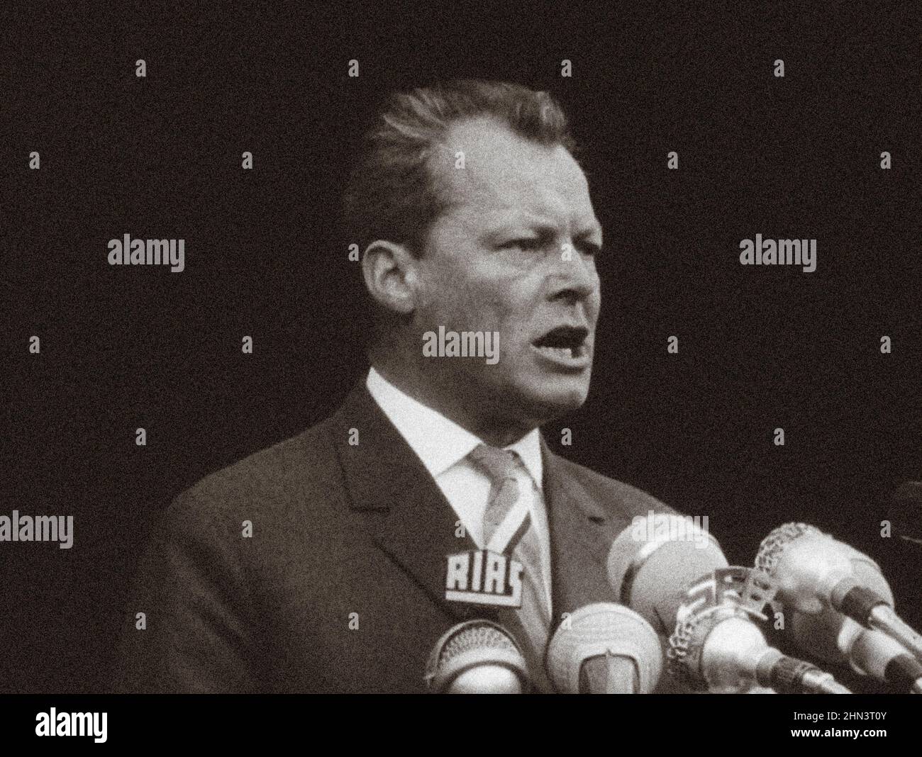 Berliner Krise von 1961. Willy Brandt Regierender Bürgermeister von West-Berlin. Die Serie der archivel-Fotos zeigt das Reiseverbot zwischen Ost und West im August 1961 Stockfoto