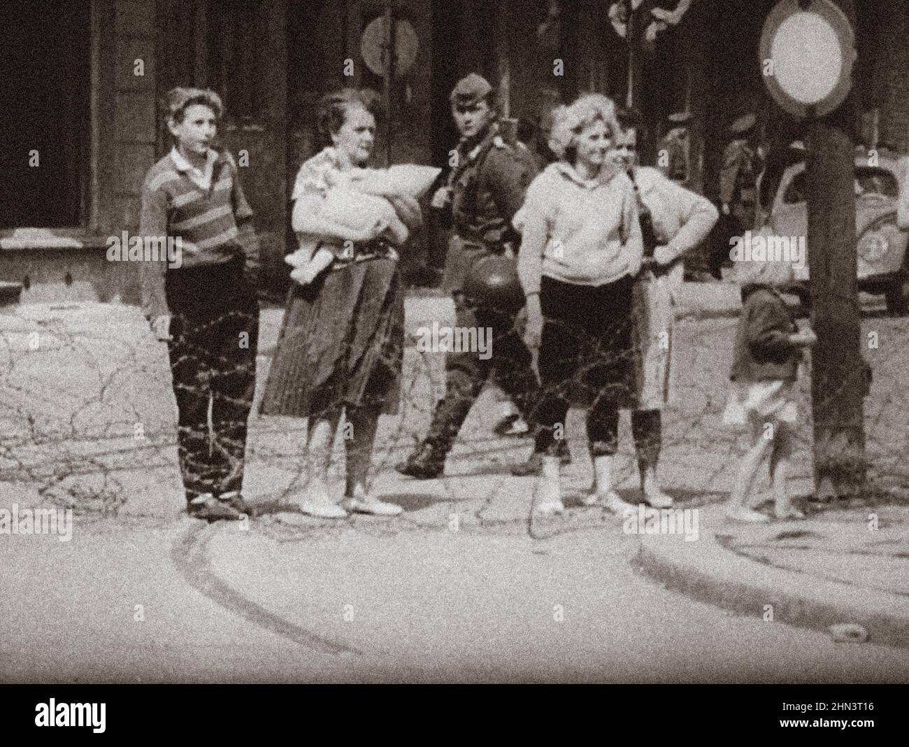 Berliner Krise von 1961. Die Serie der archivel-Fotos zeigt das Reiseverbot zwischen Ost- und West-Berlin im August 1961 und den Bau von Barrikaden Stockfoto