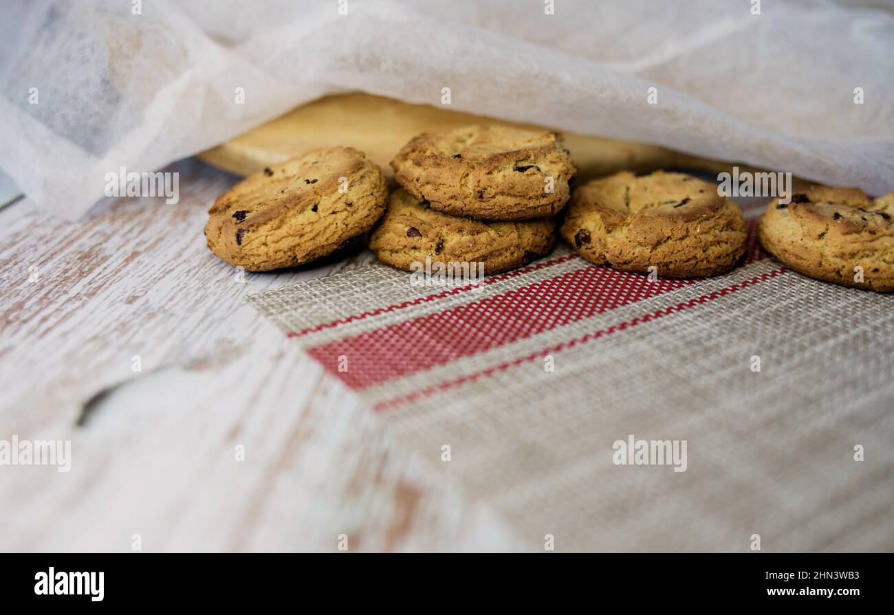 Leckere Plätzchen und Zimtstangen auf einem Holztisch. Ungesunde Nahrung Stockfoto
