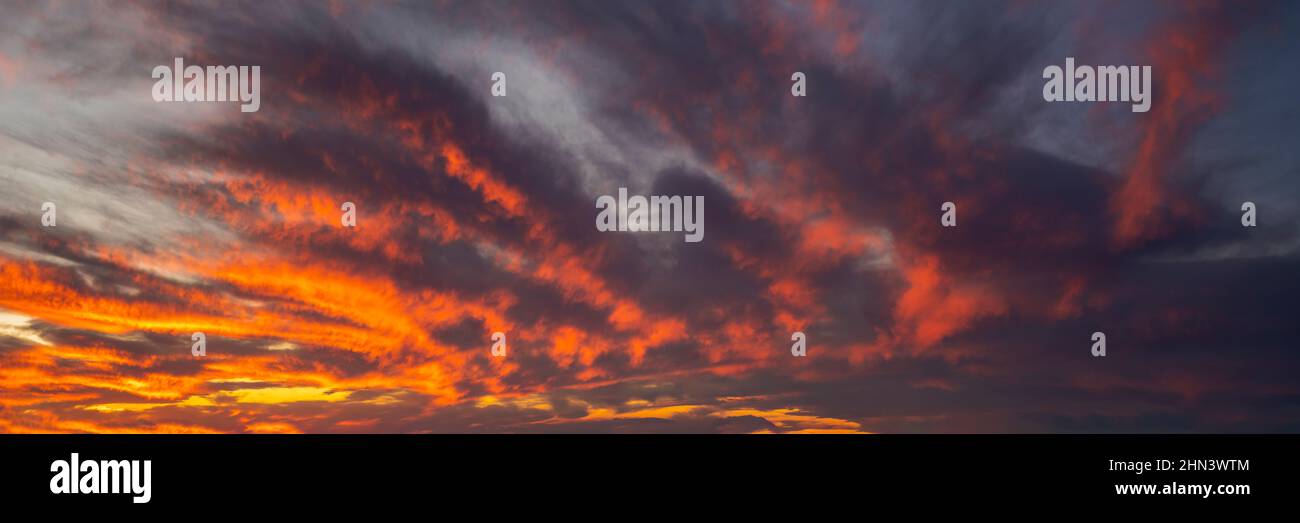 Panorama des Himmels bei einem dramatischen Sonnenuntergang Stockfoto