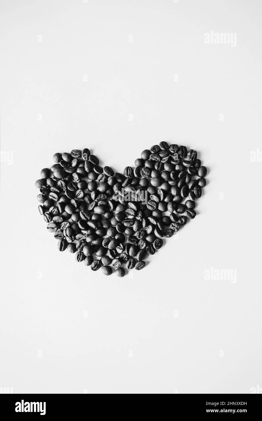Verstreute Kaffeebohnen in Form eines Herzens. Valentinstag Stockfoto