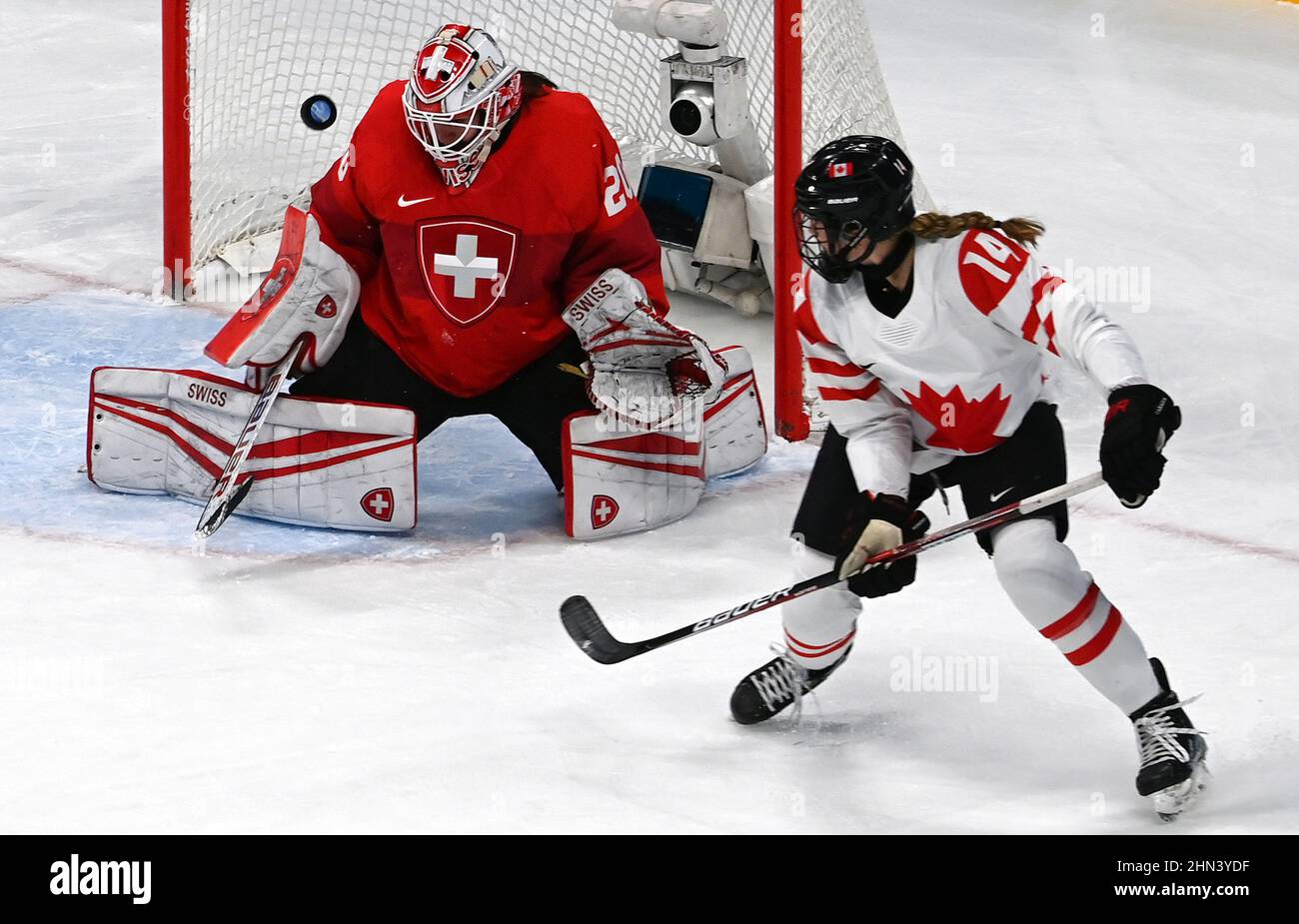 Peking, China. 14th. Februar 2022. Renata Fast (R) von Kanada greift während des Eishockey-Halbfinales der Frauen zwischen Kanada und der Schweiz im Wukesong Sports Center in Peking, der Hauptstadt Chinas, am 14. Februar 2022 an. Quelle: Liu Xiao/Xinhua/Alamy Live News Stockfoto