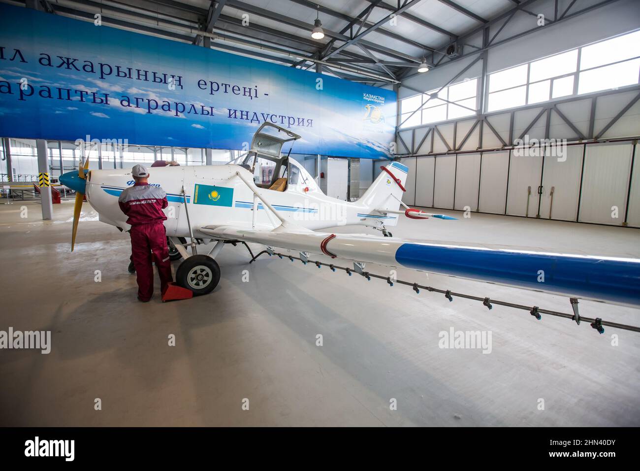 Karagandy, Kasachstan - 06. Juni 2012: Flugzeugbau 'KazaAviaSpektr'. Arbeiter stellen den Flugdienst her. Stockfoto