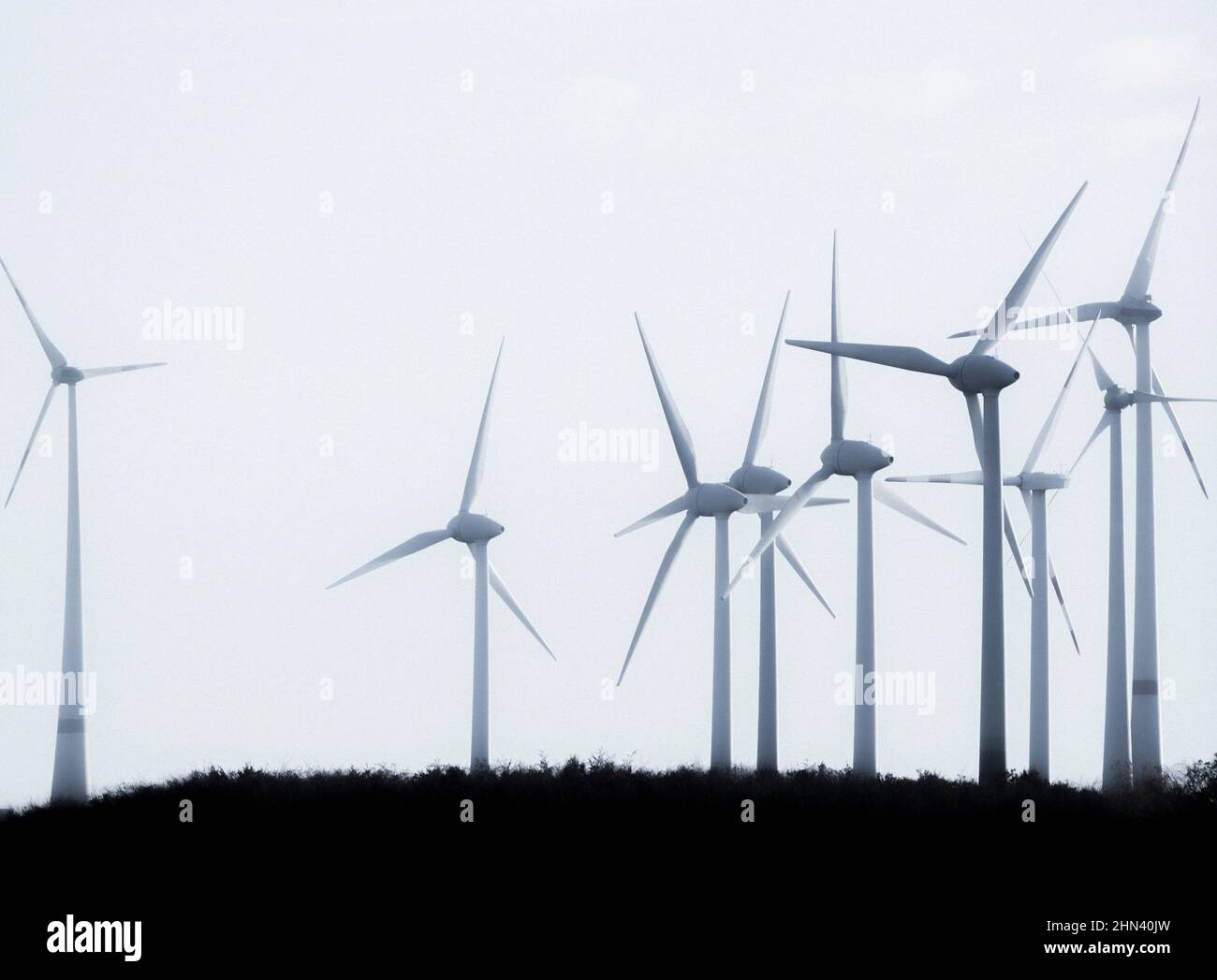 Windturbinen gegen blauen Himmel, Deutschland Stockfoto