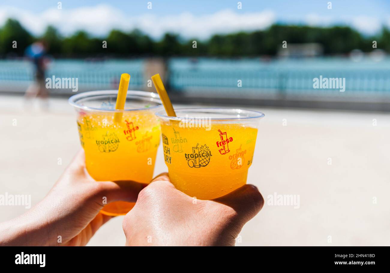 Einen Toast mit frischem Orangensaft aufrichten. Urlaubsjubel mit tropischem Saft oder gesundem Getränk. Spanischer Urlaub, Entspannung für Paare, Festkonzept Stockfoto