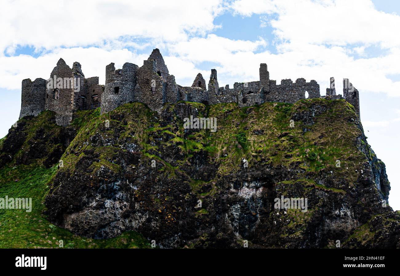 Ruine der alten Dunluce-Burg in der Nähe von Bushmills.mittelalterliche burg oder historische Festung auf einer Klippe. County Antrim, Nordirland Stockfoto