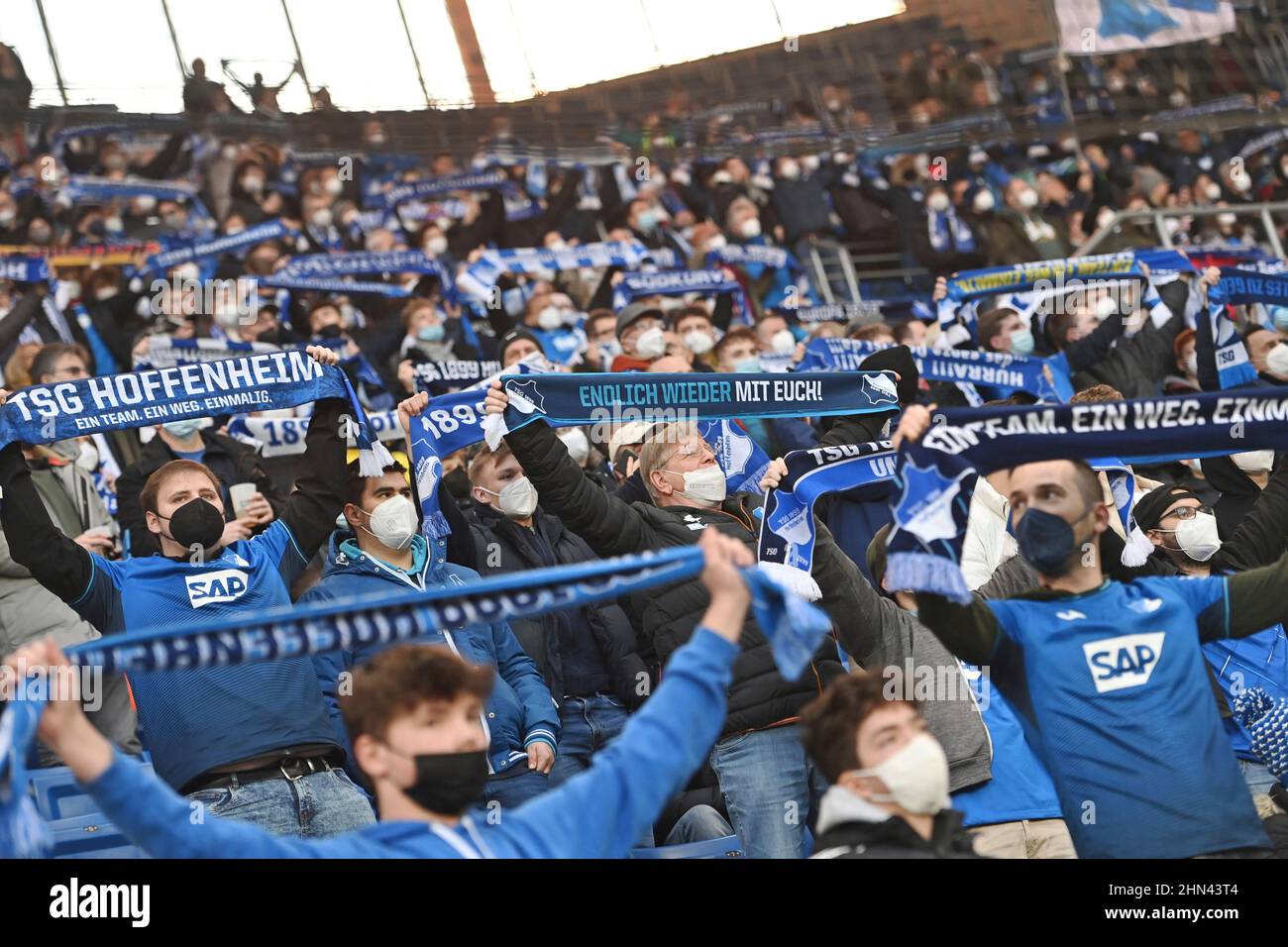 Hoffenheim-Fans halten Schals und Fahnen in den Tribünen hoch  Stockfotografie - Alamy