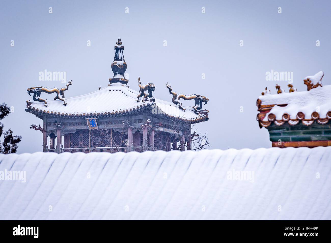 Peking, Peking, China. 14th. Februar 2022. Am 13. Februar 2022 kam ein Frühlingsschnee nach Peking, und die versilberte Verbotene Stadt hatte einen anderen Geschmack. Touristen kommen nacheinander in jede Ecke der Verbotenen Stadt, um die einzigartige Schönheit der Verbotenen Stadt im Schnee zu schätzen. (Bild: © SIPA Asia via ZUMA Press Wire) Stockfoto