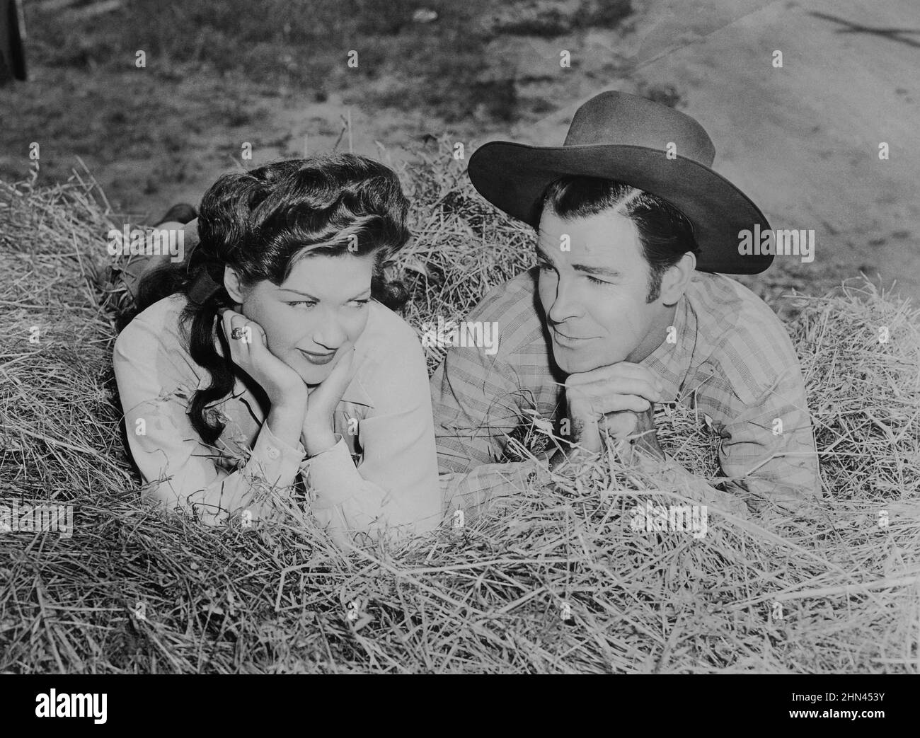 Rod Cameron (1910-1983), Schauspieler canadiense, junto a Yvonne De Carlo (1922-2007), actriz estadounidense de origen canadiense, en una escena de la película La dama de la correa. Stockfoto