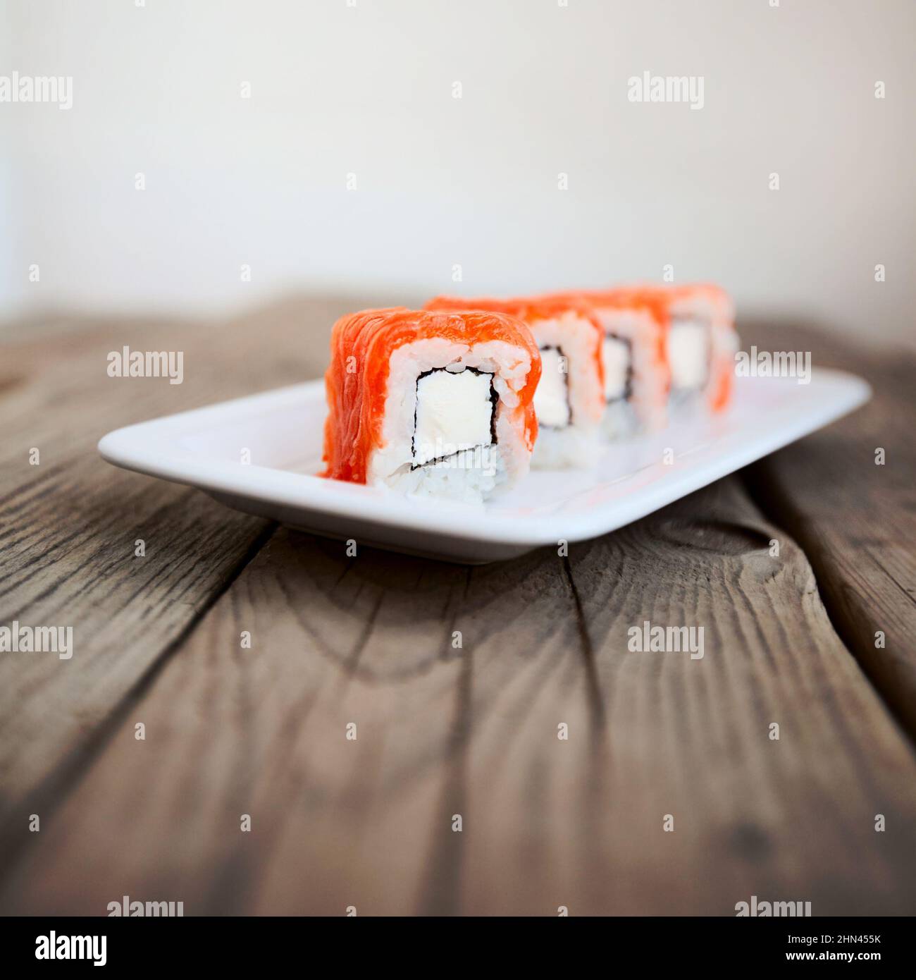 Lecker Sushi mit Stäbchen, Japan traditionelle Meeresfrüchte Stockfoto