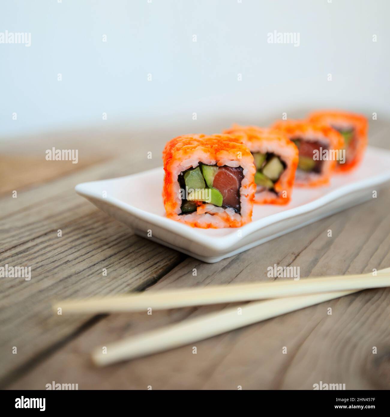 Lecker Sushi mit Stäbchen, Japan traditionelle Meeresfrüchte Stockfoto