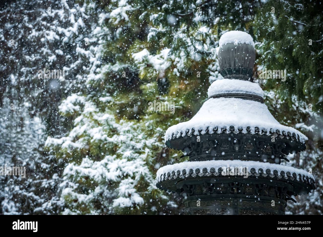 Peking, Peking, China. 14th. Februar 2022. Am 13. Februar 2022 kam ein Frühlingsschnee nach Peking, und die versilberte Verbotene Stadt hatte einen anderen Geschmack. Touristen kommen nacheinander in jede Ecke der Verbotenen Stadt, um die einzigartige Schönheit der Verbotenen Stadt im Schnee zu schätzen. (Bild: © SIPA Asia via ZUMA Press Wire) Stockfoto