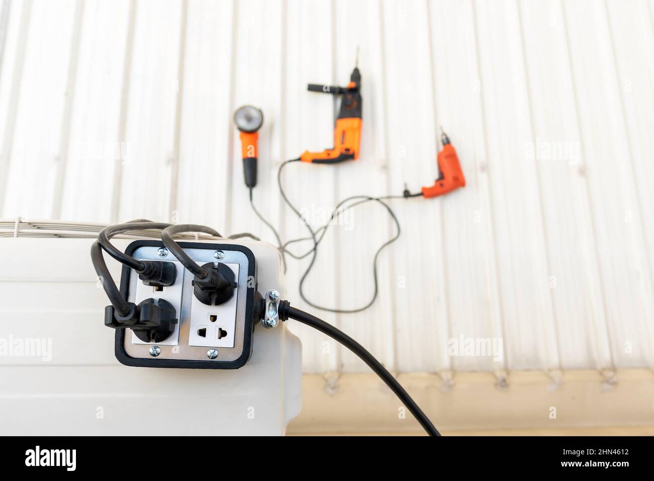 Nahaufnahme der silberfarbenen Steckdosen 4 des Anhängersteckers auf dem Dach für den Einsatz mit Handwerkzeugen. Stockfoto