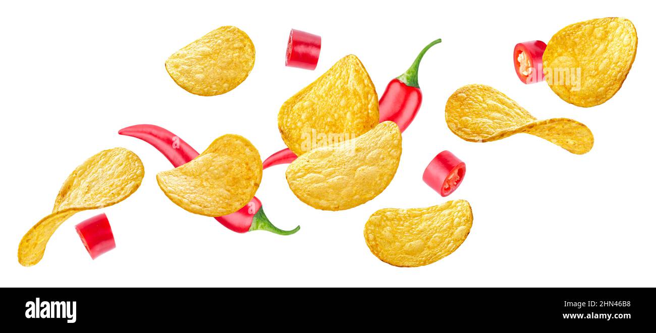 Kartoffelchips mit rotem Chilischoten auf Weiß isoliert Stockfoto