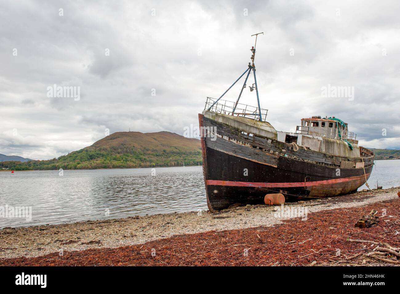 Das alte Fischerboot an der verwinkelten Küste von Loch Linnhe in der Nähe von Fort William, Schottland, Großbritannien Stockfoto