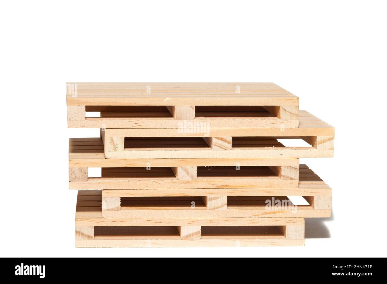 Gestapelte industrielle Holzpaletten für isolierende Ladung Stockfoto