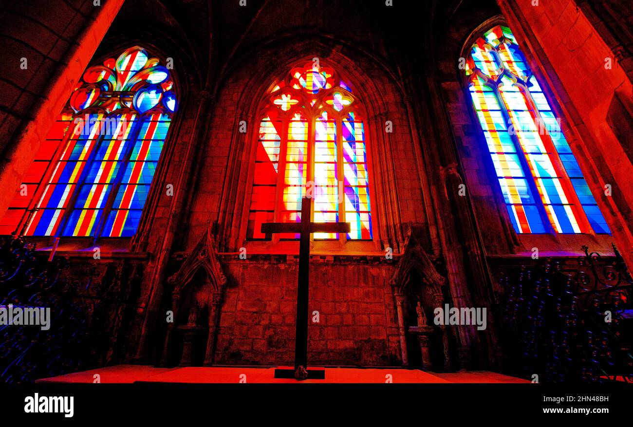 Die zeitgenössischen Buntglasfenster des Église Saint-Martin wurden von Bernard Piffaretti für die Hauptkirche in Harfleur, Normandie, Franc, angefertigt Stockfoto