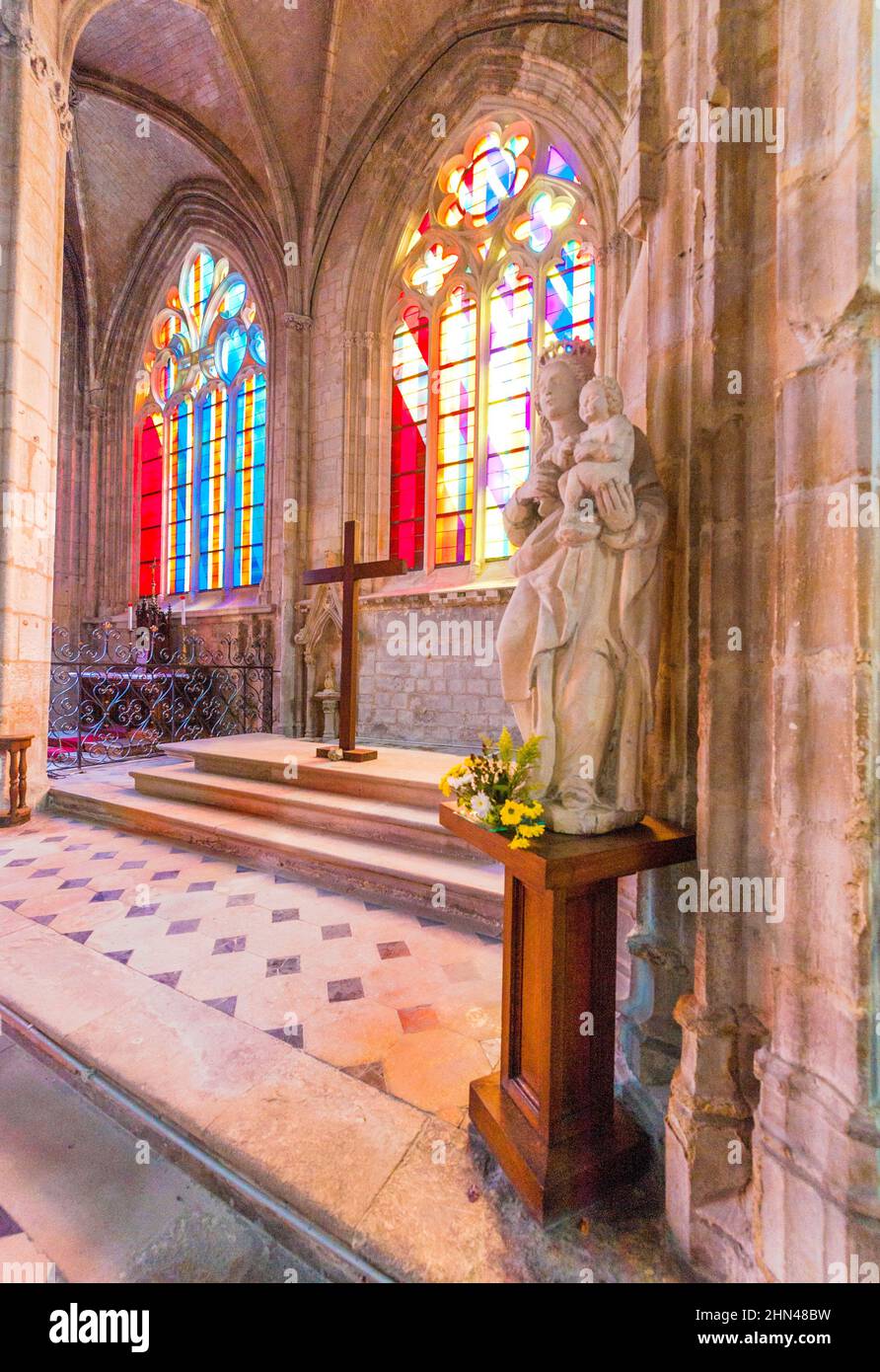 Die zeitgenössischen Buntglasfenster des Église Saint-Martin wurden von Bernard Piffaretti für die Hauptkirche in Harfleur, Normandie, Franc, angefertigt Stockfoto