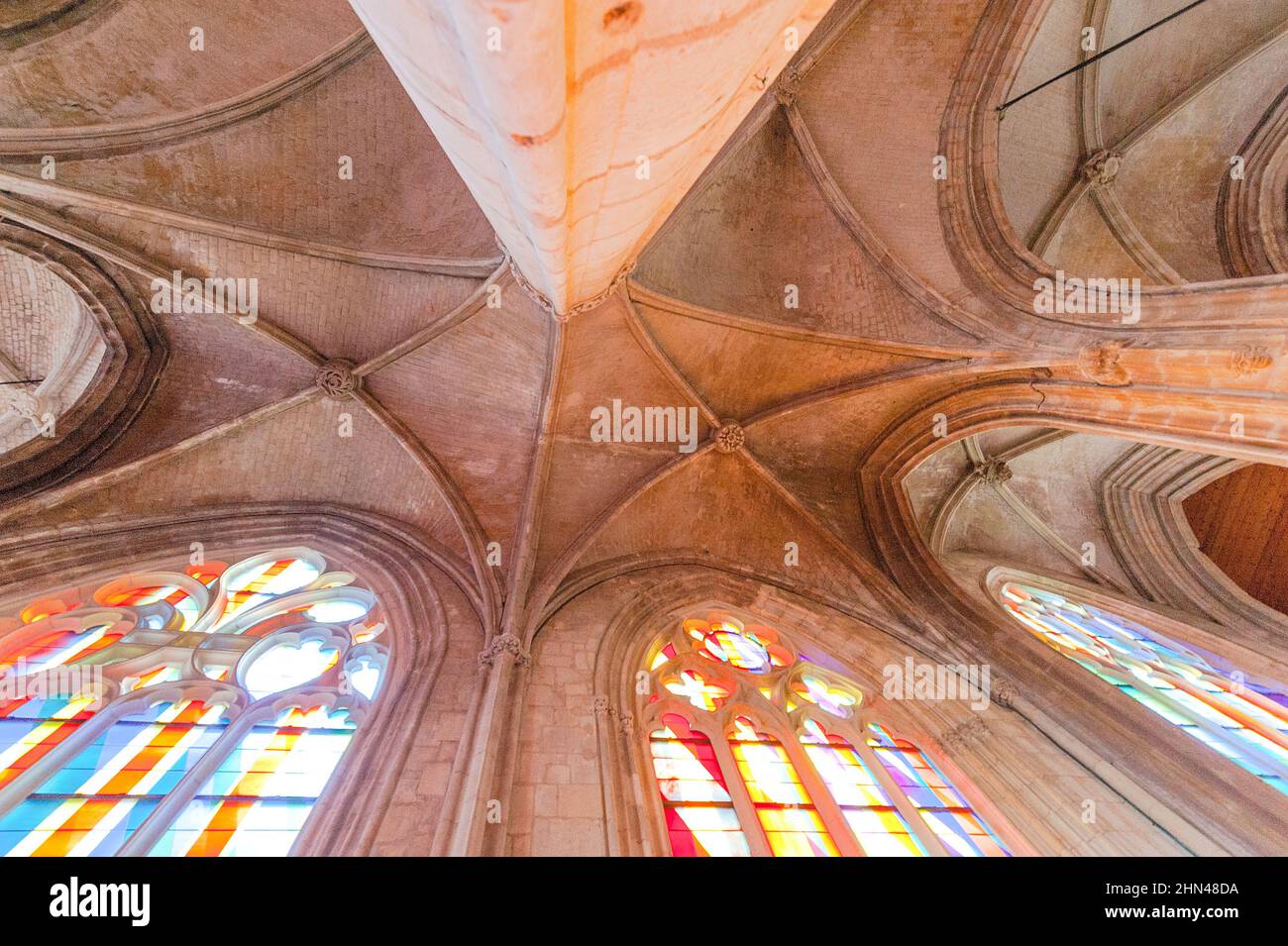 Die zeitgenössischen Buntglasfenster des Église Saint-Martin wurden von Bernard Piffaretti für die Hauptkirche in Harfleur, Normandie, Franc, angefertigt Stockfoto