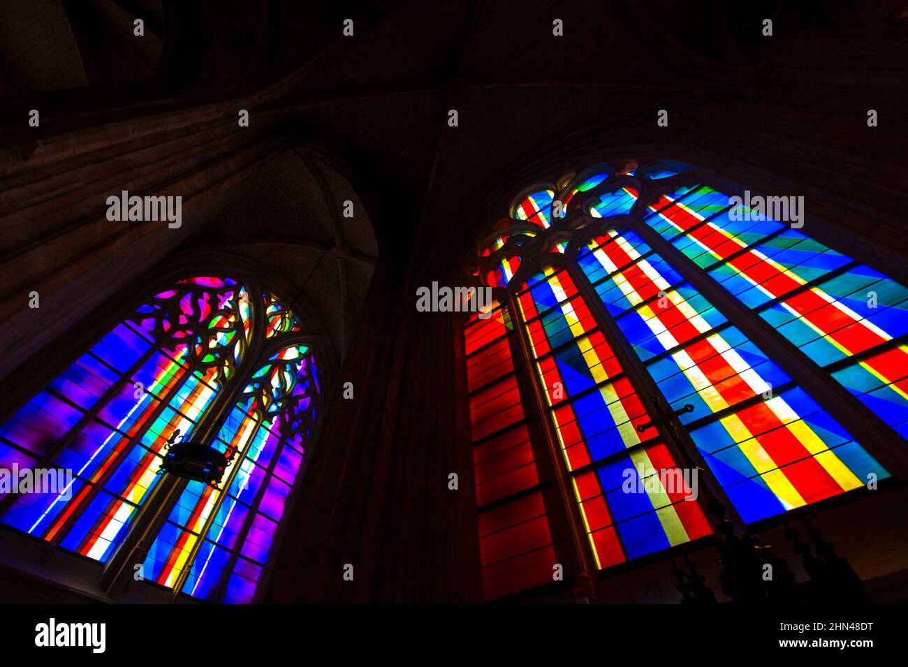 Die zeitgenössischen Buntglasfenster des Église Saint-Martin wurden von Bernard Piffaretti für die Hauptkirche in Harfleur, Normandie, Franc, angefertigt Stockfoto