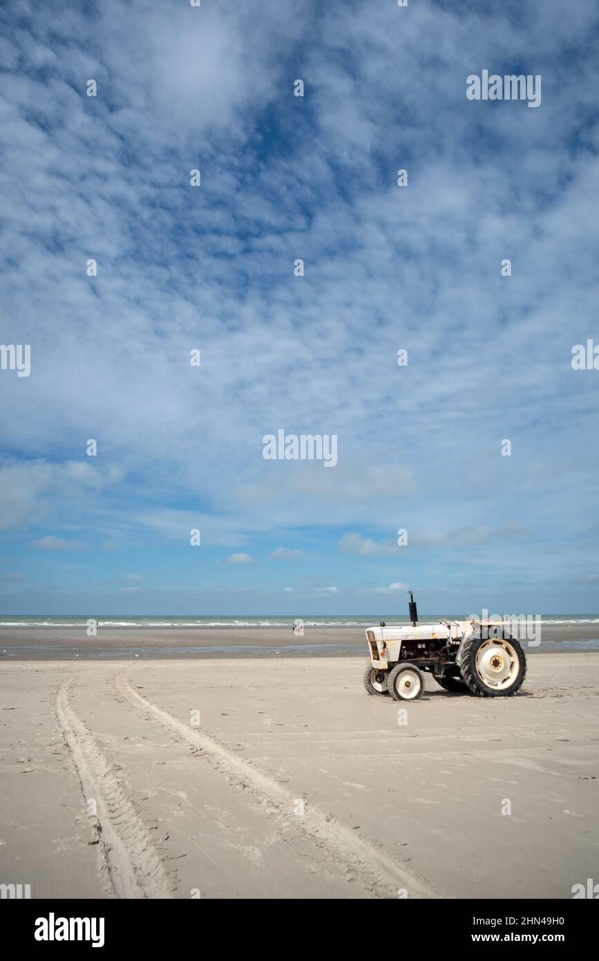 Alter weißer Traktor am Strand von Quend, Baie de Somme, Frankreich Stockfoto
