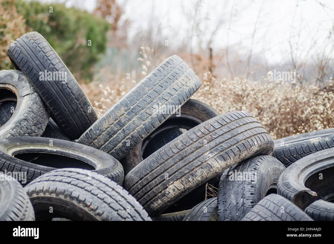 Ein Haufen beschädigter, alter, weggeworfener Autoreifen zum Recycling. Stockfoto