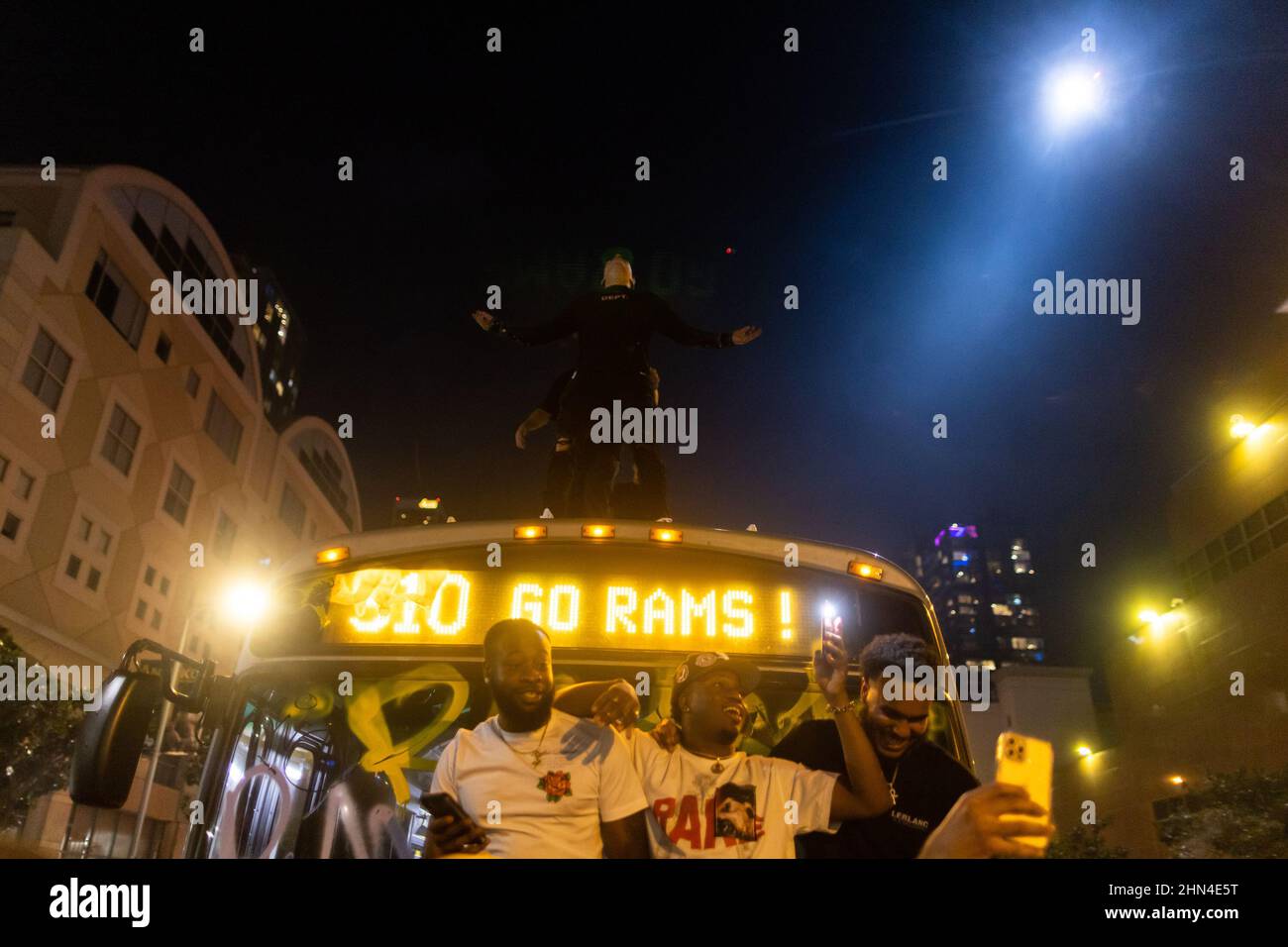 Los Angeles, USA. 13th. Februar 2022. Fußballfans feiern vor und auf einem U-Bahn-Bus, nachdem die Los Angels Rams die Cincinnati Bengals während des NFL Super Bowl 56 Fußballspiels am Sonntag, den 13. Februar 2022, in der Innenstadt von Los Angeles, Kalifornien, besiegt hatten. (Foto von Brian Feinzimer/Sipa USA) Kredit: SIPA USA/Alamy Live News Stockfoto