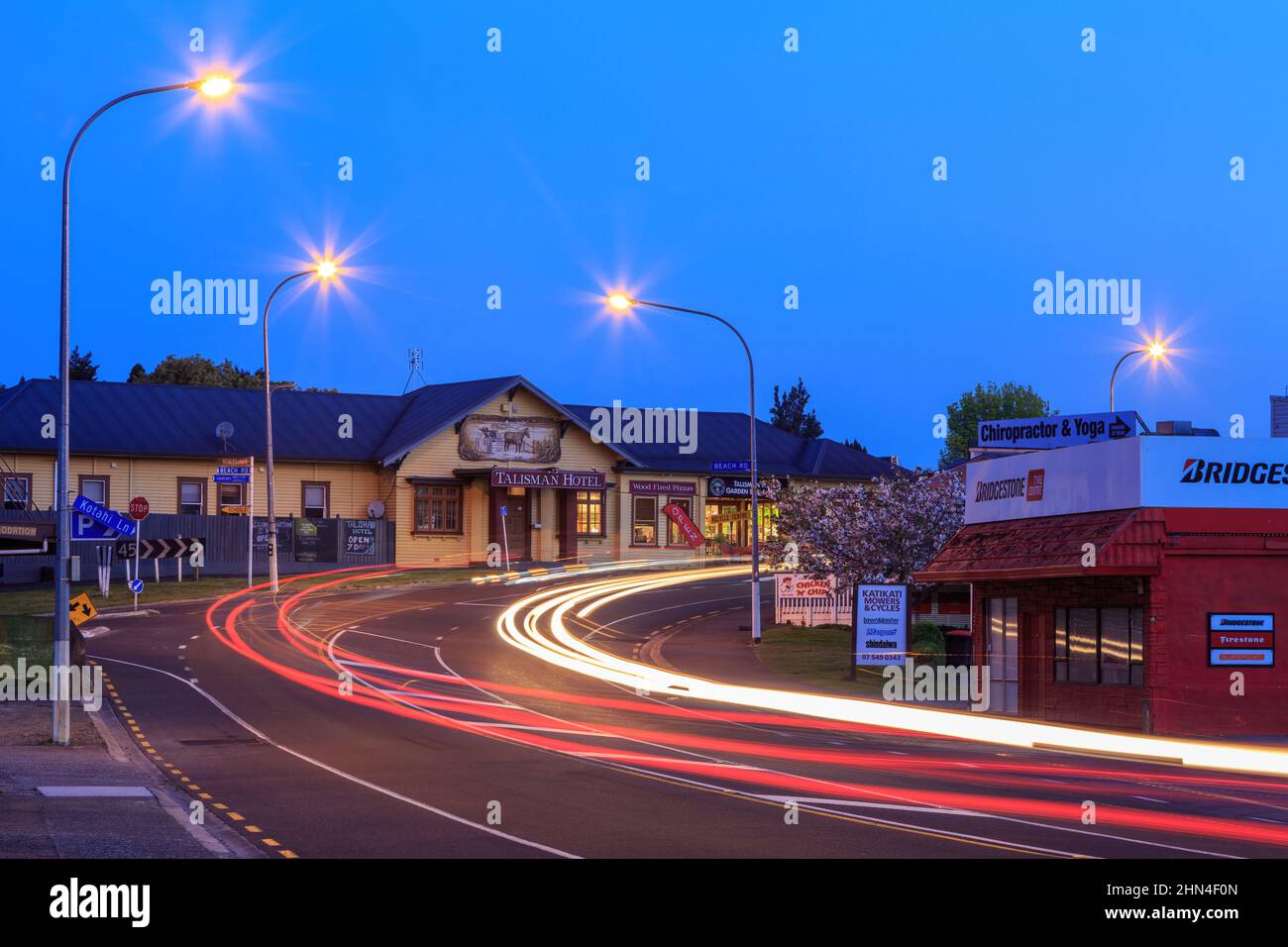 Die Stadt Katikati, Neuseeland, bei Nacht. Auf der linken Straßenseite befindet sich das Talisman Hotel and Restaurant Stockfoto