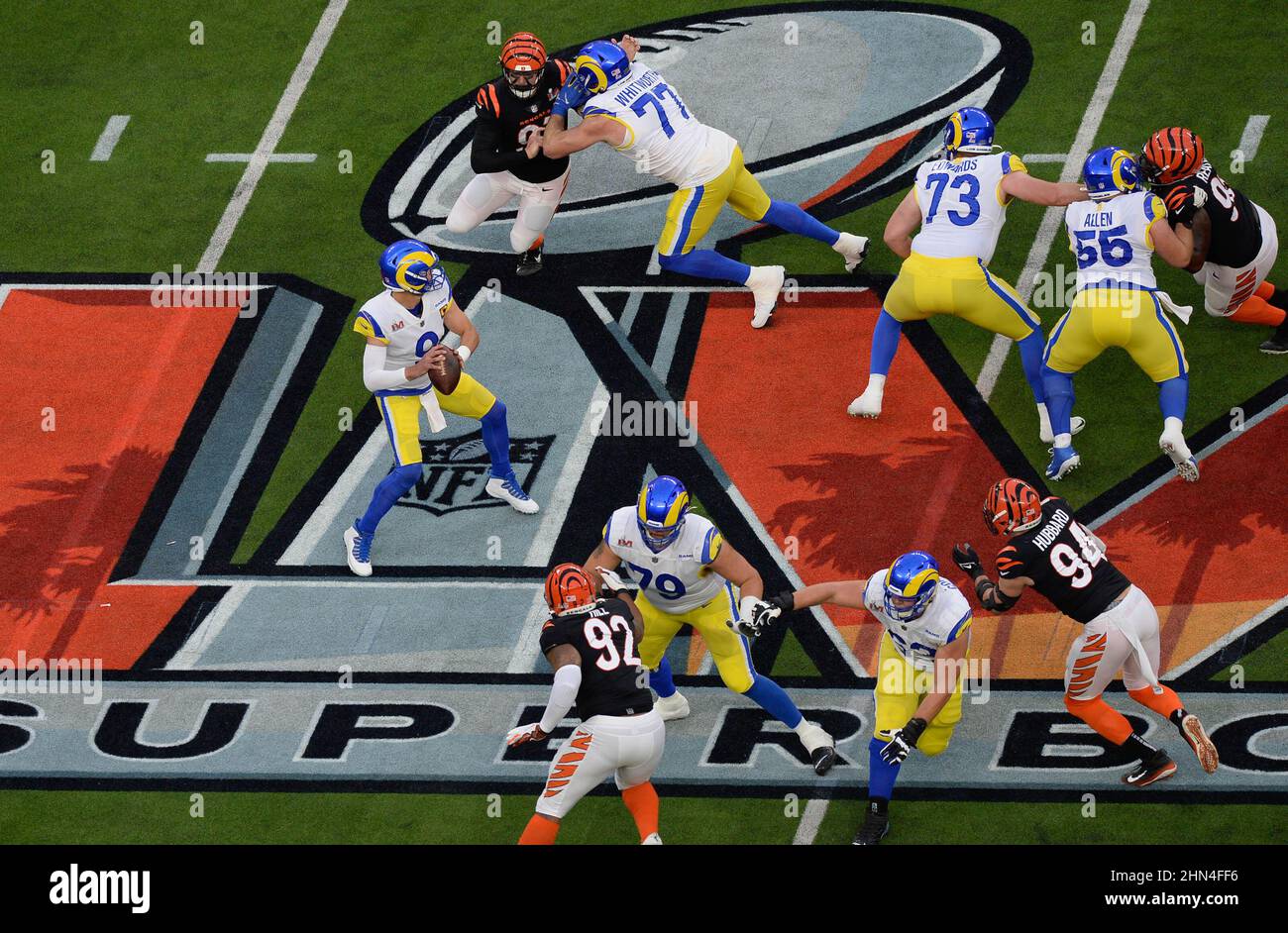 Los Angeles, USA. 14th. Februar 2022. Los Angeles Rams' Stafford (1st L) tritt beim NFL Super Bowl LVI-Spiel zwischen Cincinnati Bengals und Los Angeles Rams am 13. Februar 2022 im SoFi Stadium in Los Angeles, USA, an. Quelle: Xinhua/Alamy Live News Stockfoto