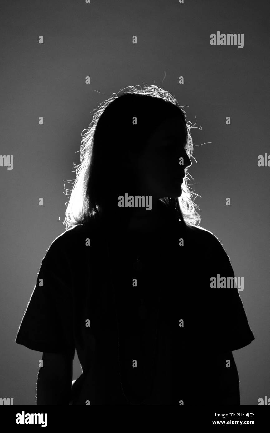 Schwarz-weiße Silhouette eines Seitenprofils, aufgenommen in einem Studio, inspiriert vom Konzept der Anonymität. Stockfoto