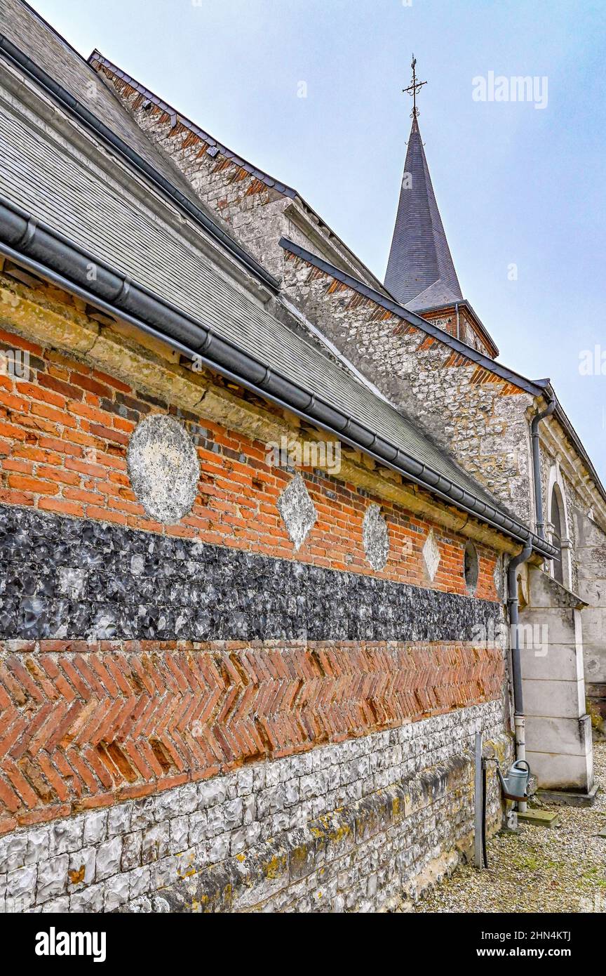 Die Mischung aus Feuerstein vom Strand und rotem Backstein ist charakteristisch für die Architektur von Le Tlleul, Pays de Caux, Frankreich Stockfoto