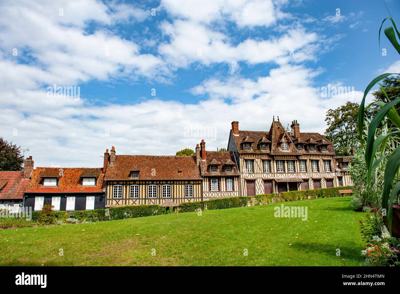 Das Haus rechts ist das Haus, das der Komponist Maurice Ravel während seines Aufenthalts in Lyon-la-Forêt, Normandie, Frankreich, bewohnt hat Stockfoto