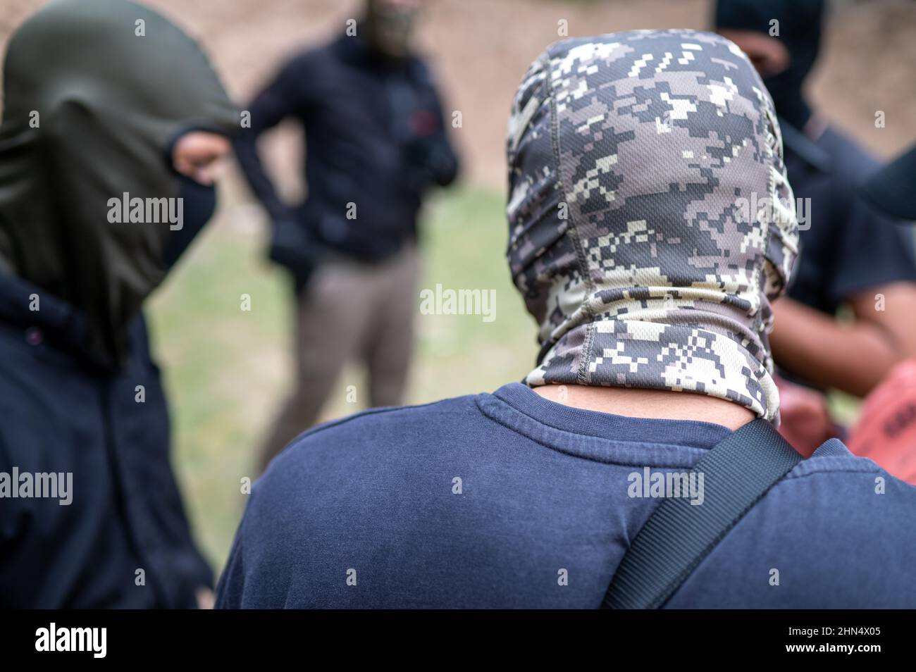 Männer tragen Balaclavas, um ihre Gesichter zu bedecken Stockfoto