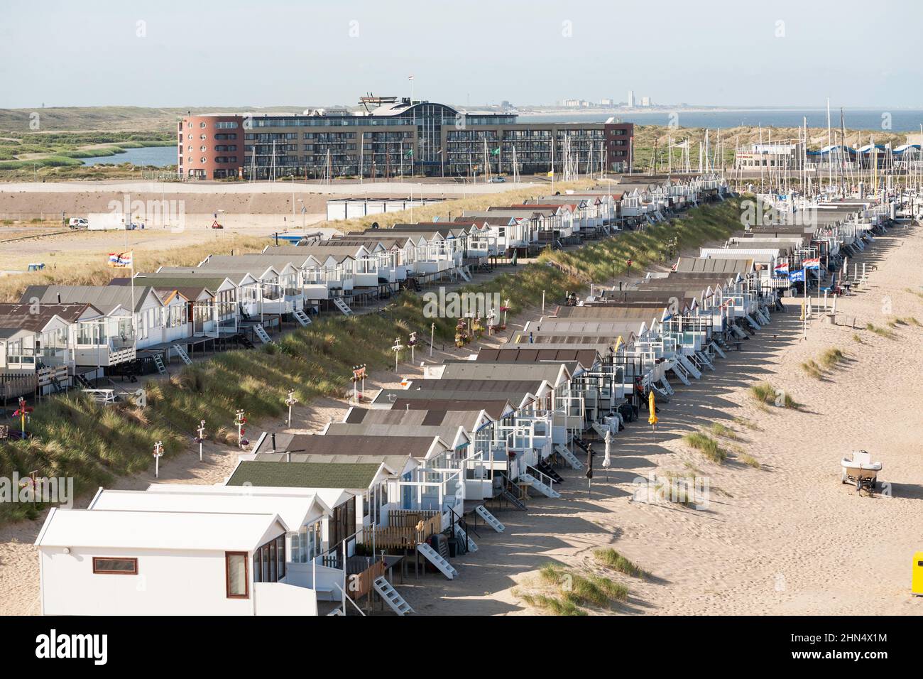 Strandhütten und das Holiday Inn in Ijmuiden, Holland, Europa Stockfoto