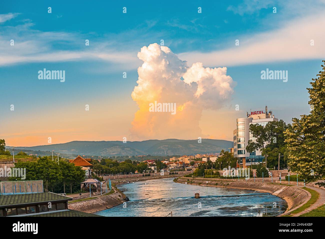NIS, SERBIEN - 16. JUNI 2019: Panoramablick auf die Stadt Nis und den Fluss Nisava, Serbien Stockfoto