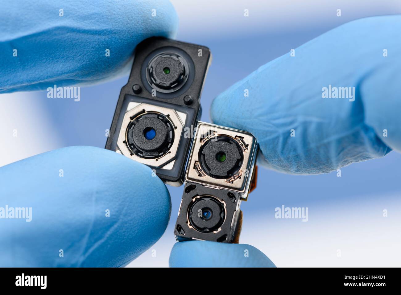 Smartphone-Kameramodule in wissenschaftlichen Händen. Verschiedene moderne Sensorgrößen und -Technologien werden eingesetzt. Stockfoto