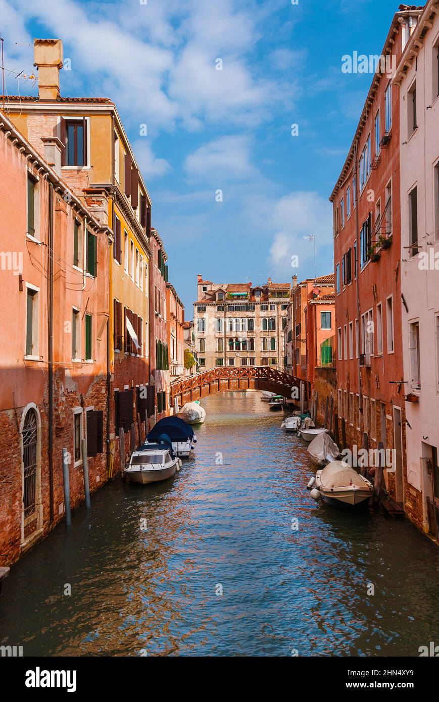 Blick auf den Rio San Pantalon, einen charakteristischen Kanal von Venedig mit alten, traditionellen und farbenfrohen Häusern im ruhigen Viertel San Polo Stockfoto