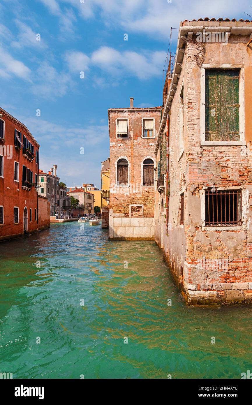 Blick auf den Rio dei Tolentini, einen charakteristischen Kanal Venedigs mit alten, traditionellen und farbenfrohen Häusern im ruhigen Viertel San Polo Stockfoto